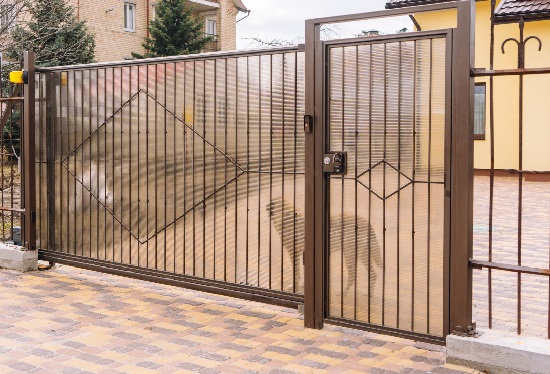 Купить ворота из профлиста с элементами ковки, с металлическими столбами в рамке или под дерево в Кирово-чепецке от 153870 руб